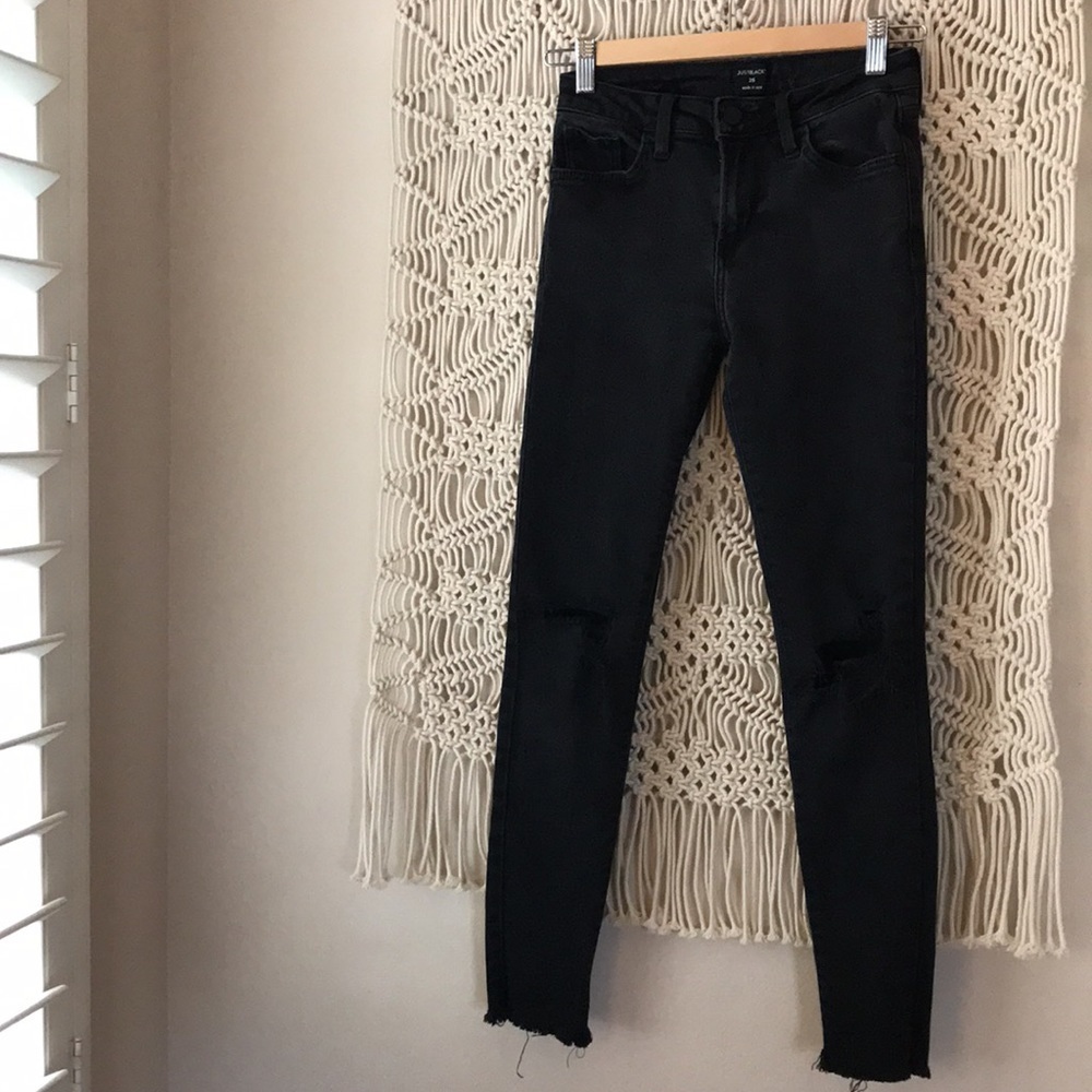 Just Black distressed sz 25 black skinny jeans